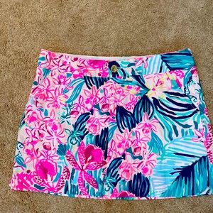 Lilly Pulitzer- size 10 skort. Beautiful vibrant colors. It’s like new.